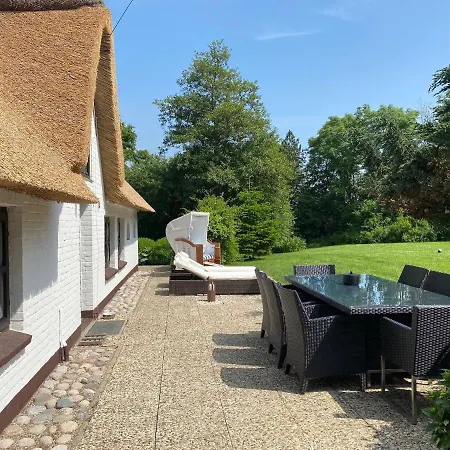 Holiday home Reetkate Reetdachhaus Friesen *