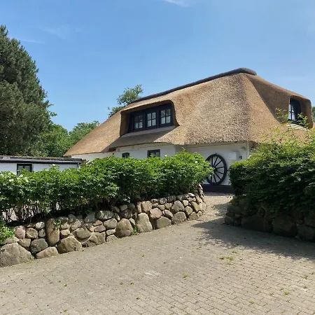Holiday home Reetkate Reetdachhaus Friesen *